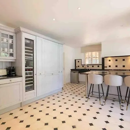 7 Bedroom In The Parcs Saint Tropez